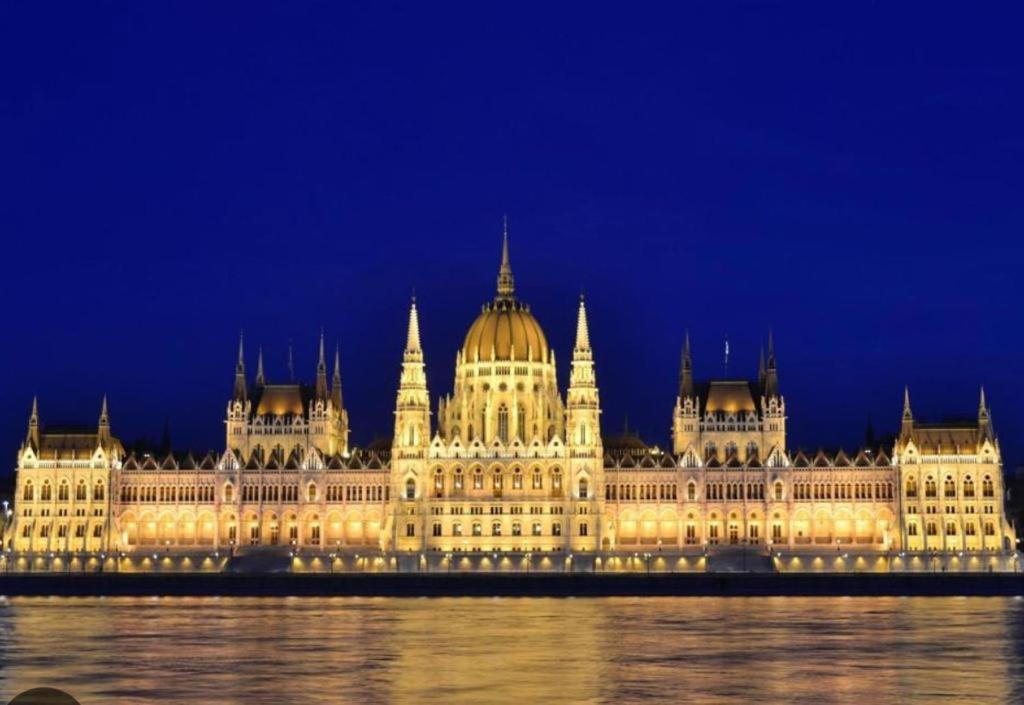Stylish Spot By The River Danube Budapest Exterior photo
